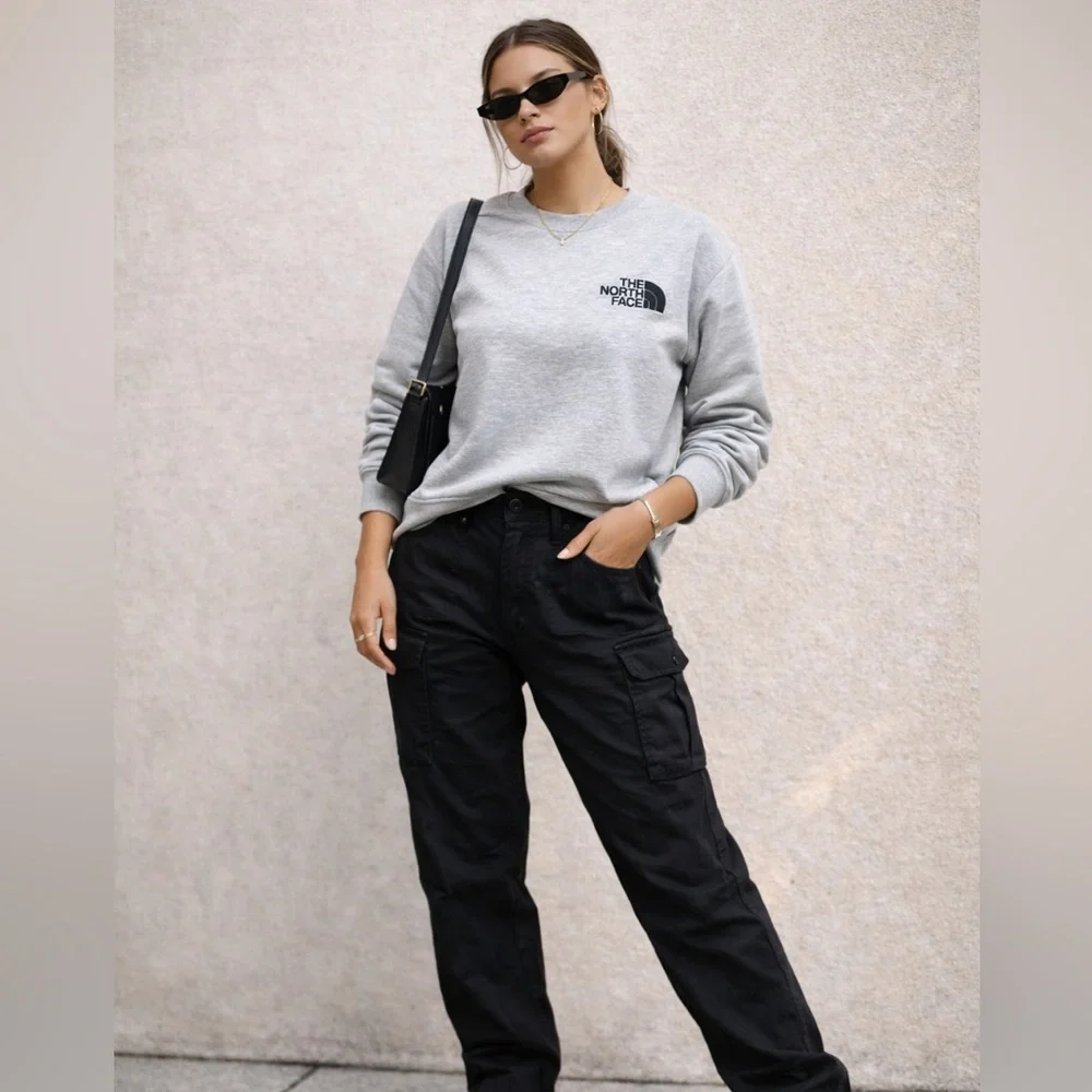 The North Face Women’s Gray Logo Crewneck Sweatshirt Medium FA20 - Picture 2 of 10